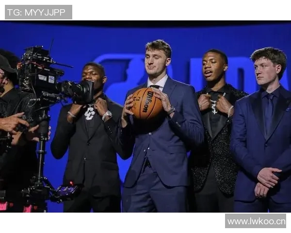 独行侠官推分享明星球员登机合影浓眉克莱弗拉格拉塞尔齐聚一堂