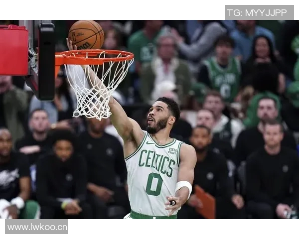 墨菲半场表现抢眼6投4中砍下13分4篮板三分球完美3中3助球队领先