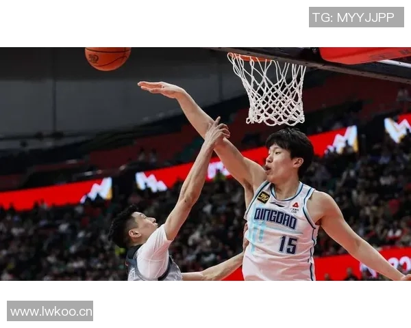 杨瀚森在抢篮板中遭遇埃迪强力冲撞亟需增强力量与护框能力提升篮板表现 杨瀚森在抢篮板中遭遇埃迪强力冲撞亟需增强力量与护框能力提升篮板表现