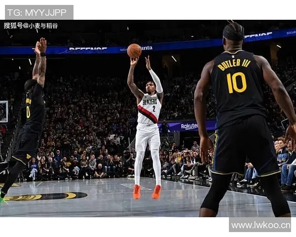 开拓者官方分享凯勒布乐福离开球馆时携篮球的温馨瞬间