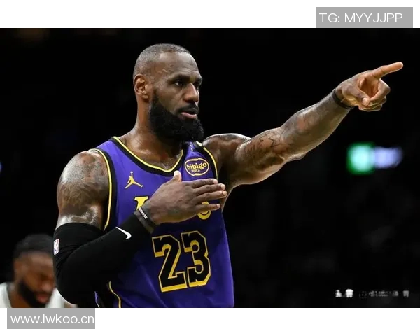 詹姆斯在防守端的组织能力出色但轮转时机偶尔迟缓