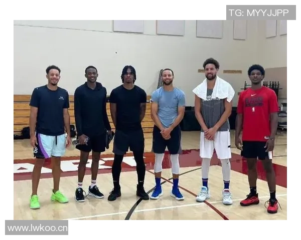 水花兄弟情深库里期待克莱在勇士结束职业生涯即使是一天短合同也无妨