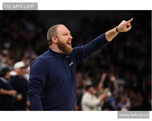 詹金斯关键时刻果断出手三分绝平展现不设限的篮球精神